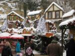 Marché de Noël, chalet avec de la neige