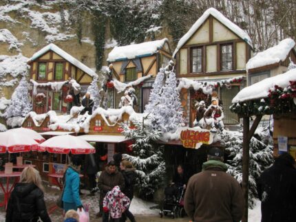 Marché de Noël, chalet avec de la neige